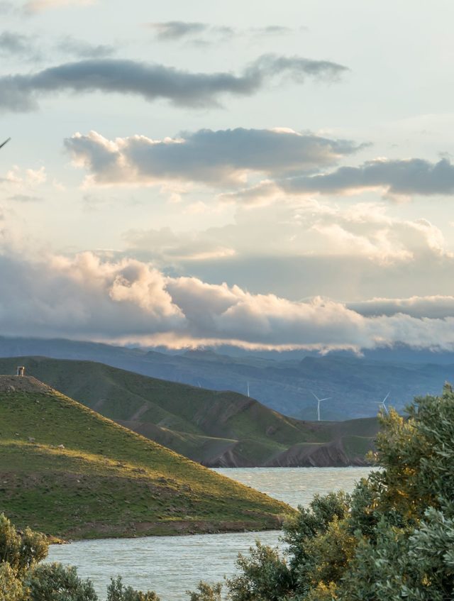wind-power-turbine-hill-front-cloudy-sky wind-power-turbine-hill-front-cloudy-sky